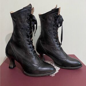 Calf height Victorian style leather boots - size 8.5